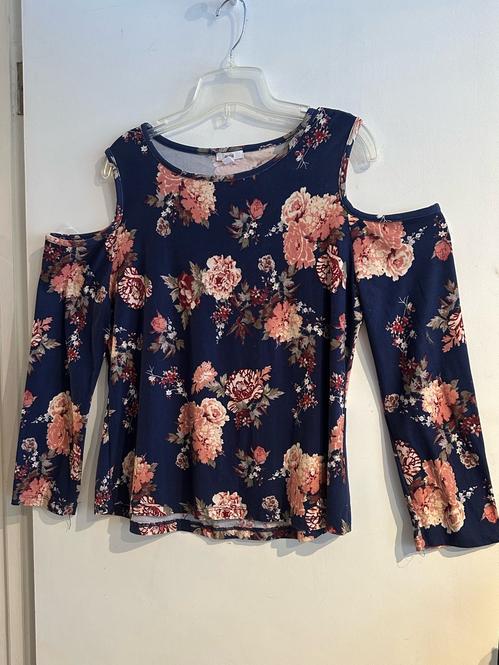 Feminine Cold-Shoulder Top with a Floral pattern! Soft & Stretchy!!! Size S